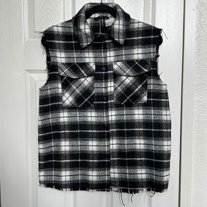 Women’s sleeveless plaid flannel shirt